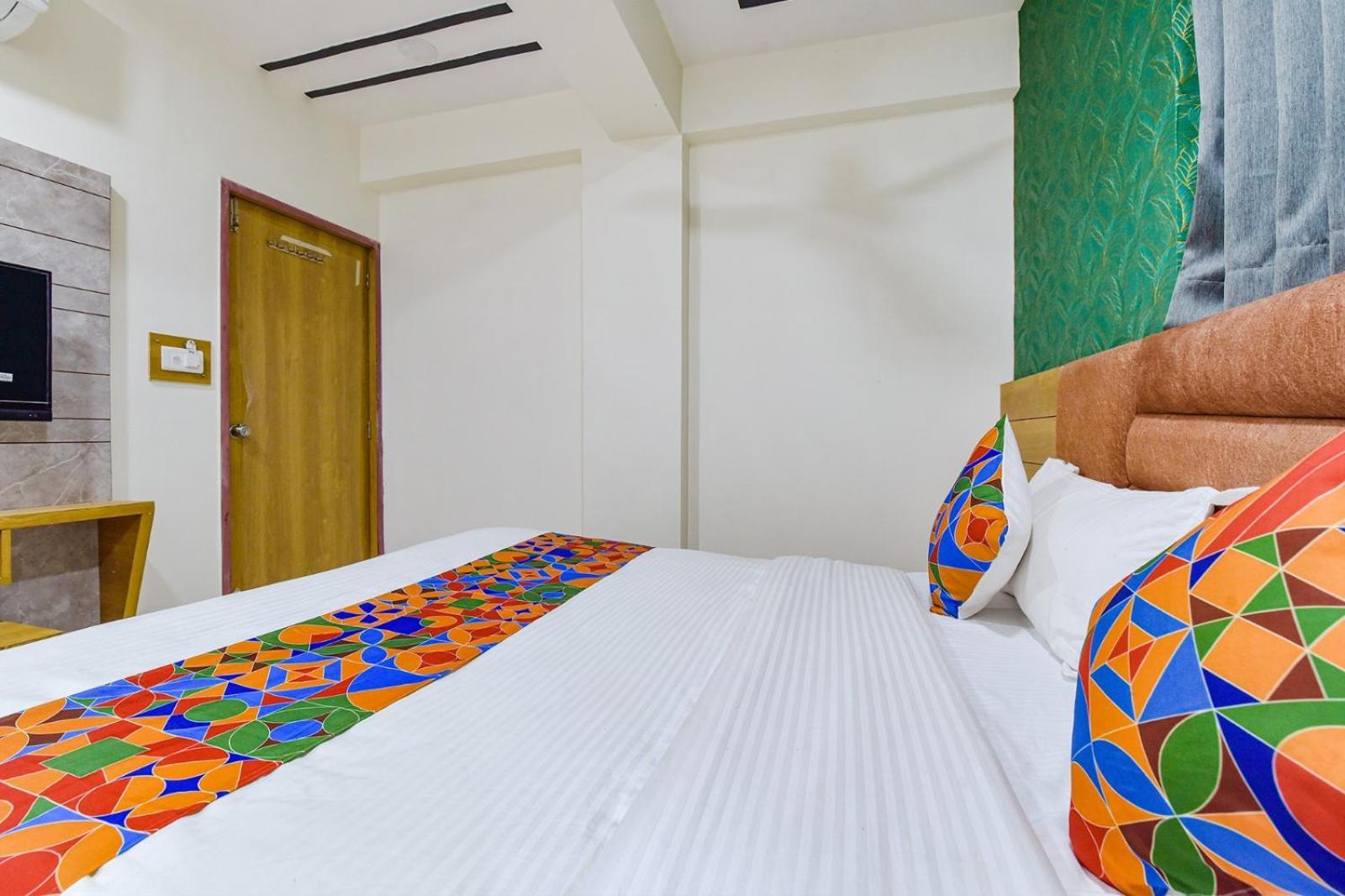Hotel Green Tree Ahmedabad Esterno foto